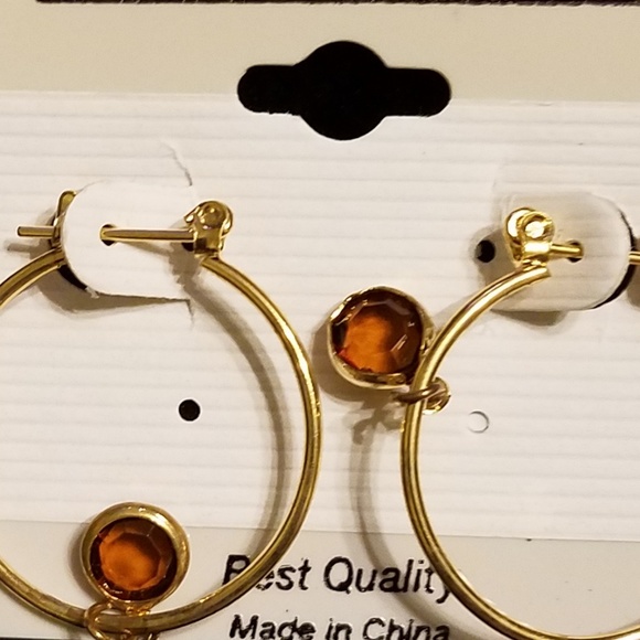 Gold hoop Earrings with charm - Picture 3 of 4